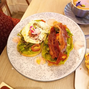 avo toast con huevo y bacon