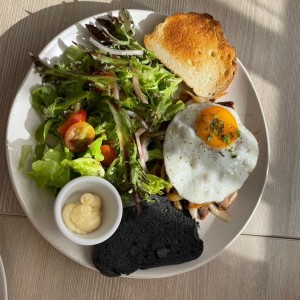 Brisket con tostadas a caballi