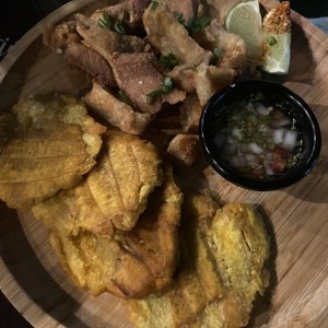 Chicharrones con patacones. 