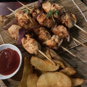 Brochetas de pollo con papas wedge. 