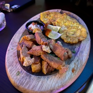 Chicharrones con Patacones