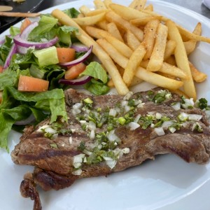 Churrasco al Grill con papas y ensalada