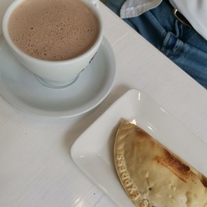 Chocolate y empanada de queso y hongos