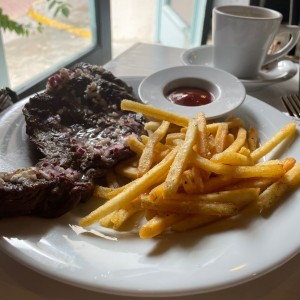 Churrasco con papas fritas