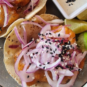 Tacos de pescado acevichado