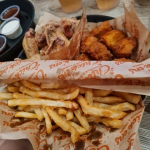 papas fritas, alitas y boneless