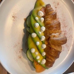 CROISSANT Smoked Salmon & Avocado 