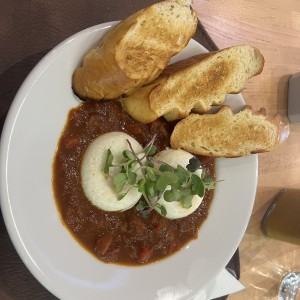 Shakshuka / Shakshuka con Baguette Tostado