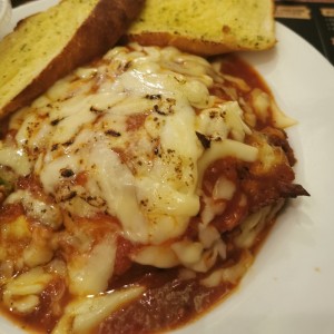 Lasagna de carne en salsa roja