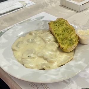 Raviolis con Carne en Salsa Roja o blanca