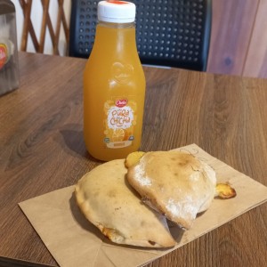 Empanadas de queso + chicha de naranja