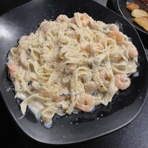 Pasta con camarones en salsa blanca 