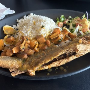 Pescado frito a lo macho 