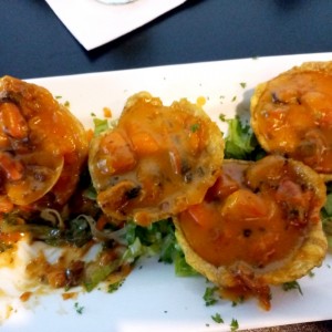 Cesta de Patacones rellenas con Mariscos