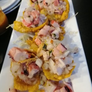 Entrada -  Patacones rellenos de mixto de ceviche. 