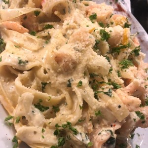 Pasta Alfredo con Camarones (tiene cebolla) 