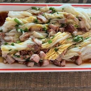 Cheun fun de huevo y puerco asado