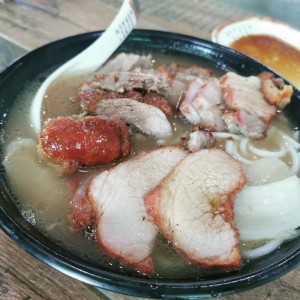 Sopa de fideos de arroz con pato asado y lechon ??