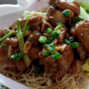 fideos con patitas de cerdo en su salsa