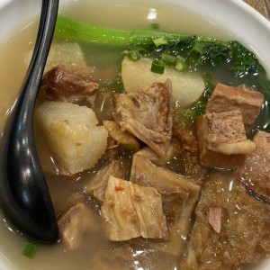Sopa fideo carne con nabo