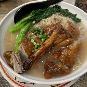 Sopa de fideo con pato