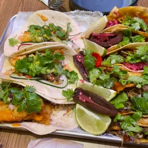 Bandeja de tacos mixtos : pescado, carne, cerdo