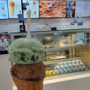 Helado de nocciola con menta granizada 