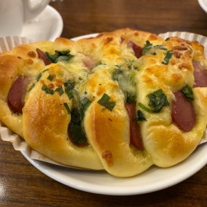 Pan de Salchicha con Cebollina