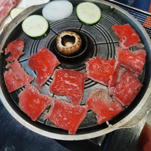 Bbq cocinando la carne con el hongo y cebolla ?