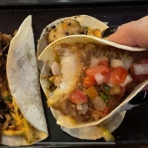 Tres tacos que me encantaron el de carne el de marisco y el de pescado exquisito 