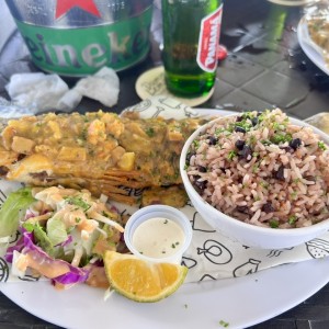 Corvina a lo macho con ensalada y arroz con coco y frijolitos