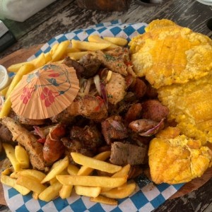 Picada de carne, puerco, chorizo y pollo.