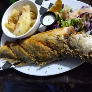 Pescado frito con yuca al mojo