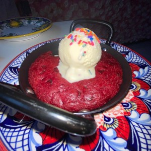 red velvet con helado