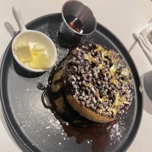 Pancakes de chocolate con hojas de oro