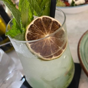 Limonada con hierbabuena