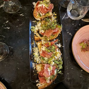 Bruschetta Prosciutto y Pesto di Pistacchio