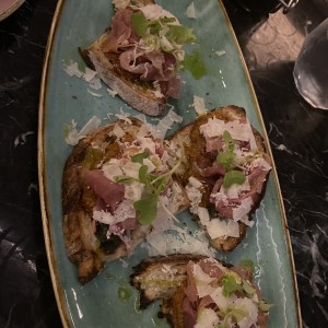 Bruschetta Prosciutto y Pesto di Pistacchio