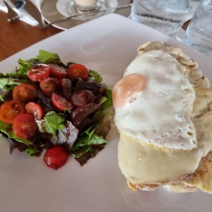 Croque madame y su salade