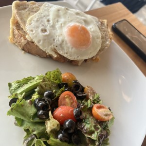 Croque madame y su salade