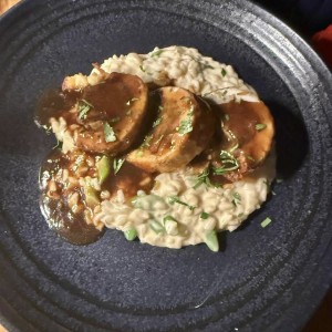 Rollo de Pollo con Nueces sobre Risotto de Esparrago y Setas