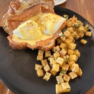 croissant huevos benedit y salmon