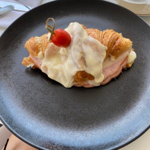 croissant de jamon y queso