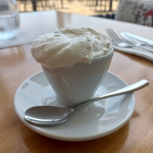 cafe con crema chantilly