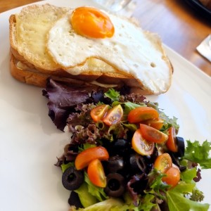 Croque madame y su salade