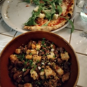 Arroz con carne waygu y camarones y pizza entre otros... 