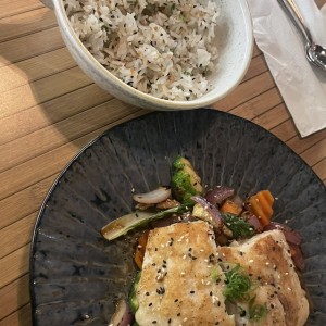 Salmon con vegetales salteados y arroz con ajonjoli 