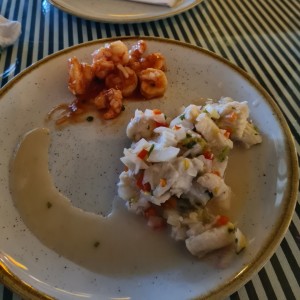 Coctel de camarones y ceviche (parte del buffet) 