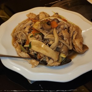 Tallarines con Tiritas de Pollo, Carne y Cerdo