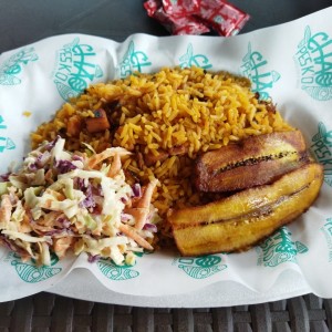 arroz con marisco, ensalada y tajadas